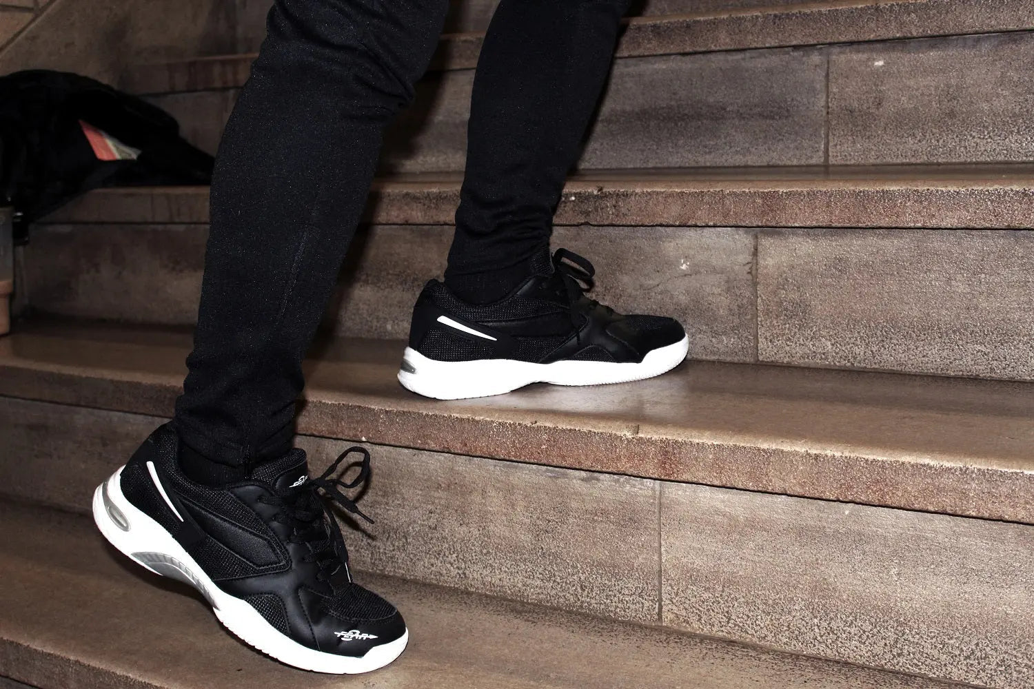 Men's structured walking sneakers, black with white sole and laces