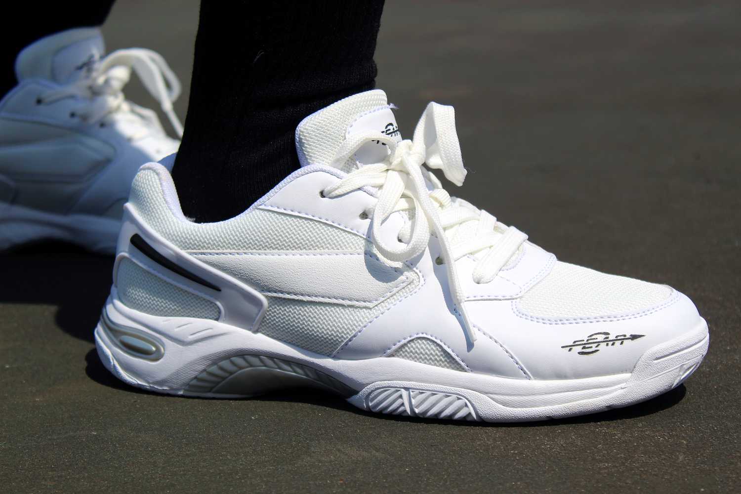 Men's structured walking sneakers, white with gray side panels and white laces